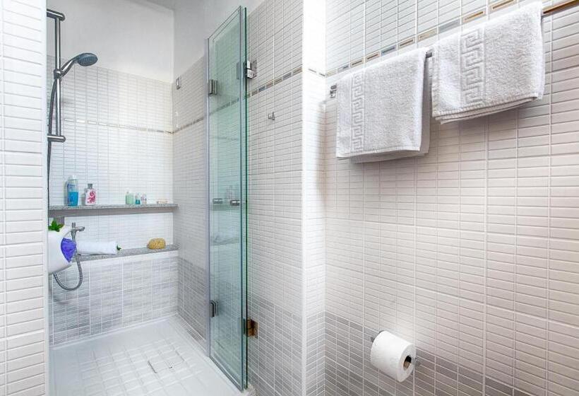 דירת 2 חדרי שינה בצד עם נוף לים, Giorgi S Blue Apartments