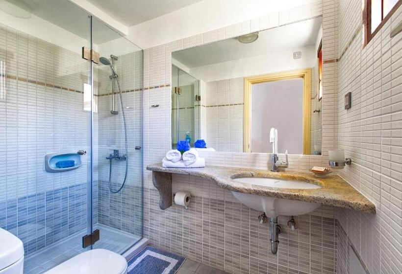 דירת 2 חדרי שינה בצד עם נוף לים, Giorgi S Blue Apartments