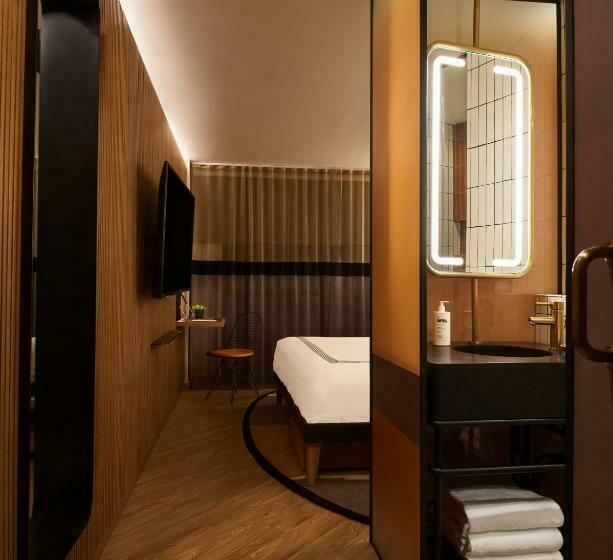 غرفة قياسية, Hollywood Volume, A Tribute Portfolio