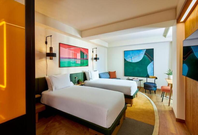 غرفة قياسية, Hollywood Volume, A Tribute Portfolio