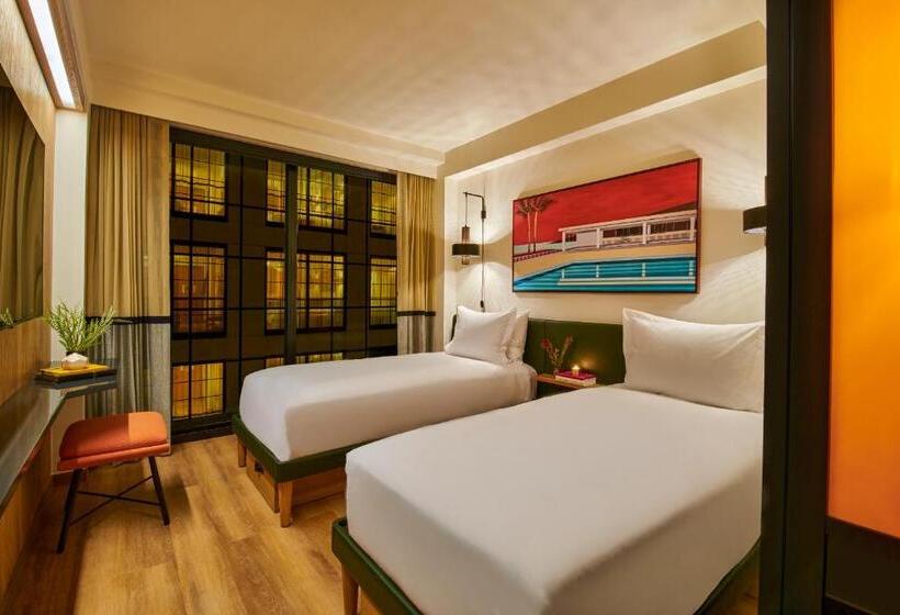 غرفة قياسية ذات إطلالة, Hollywood Volume, A Tribute Portfolio