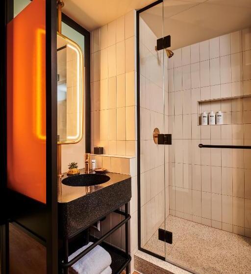 غرفة قياسية ذات إطلالة, Hollywood Volume, A Tribute Portfolio