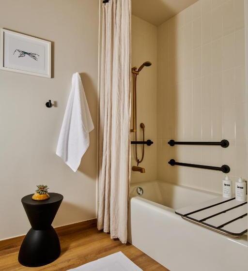 غرفة قياسية لذوى الاحتياجات الخاصة, Hollywood Volume, A Tribute Portfolio