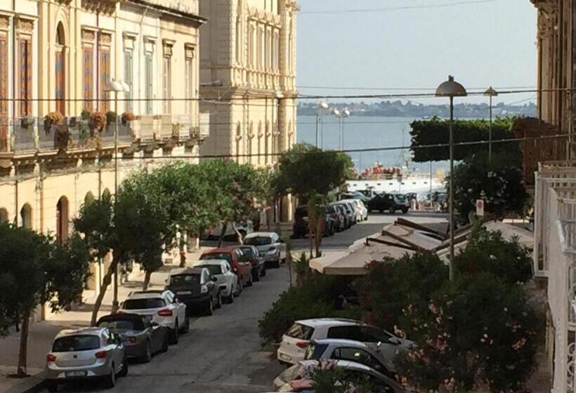 חדר סטנדרט לשלושה עם מרפסת, Varcortigia Bed And Breakfast