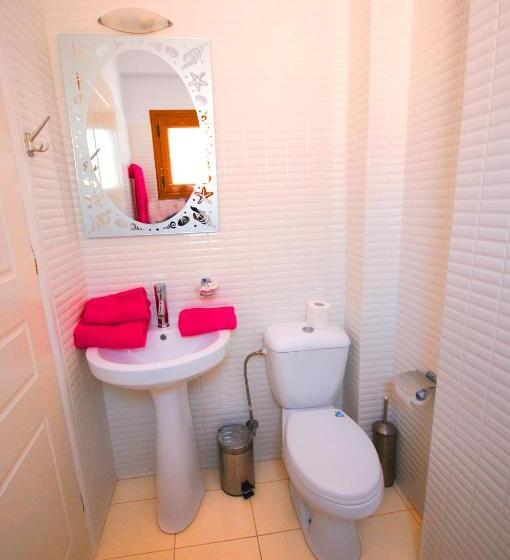 חדר סטנדרט, Aethrio Studios