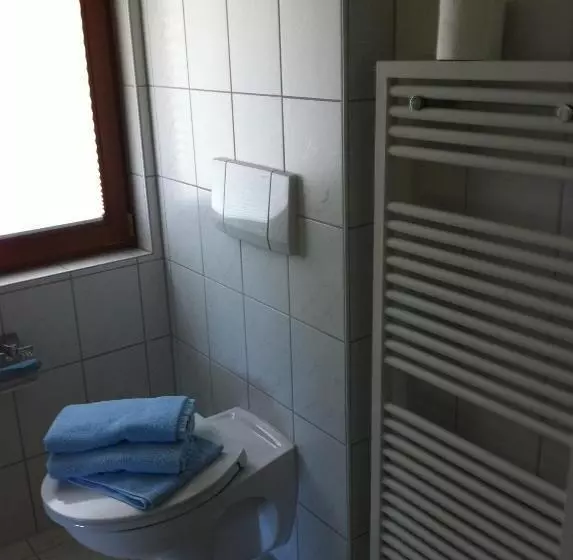 Standard Kolmen Hengen Huone, Gasthof Richebächli