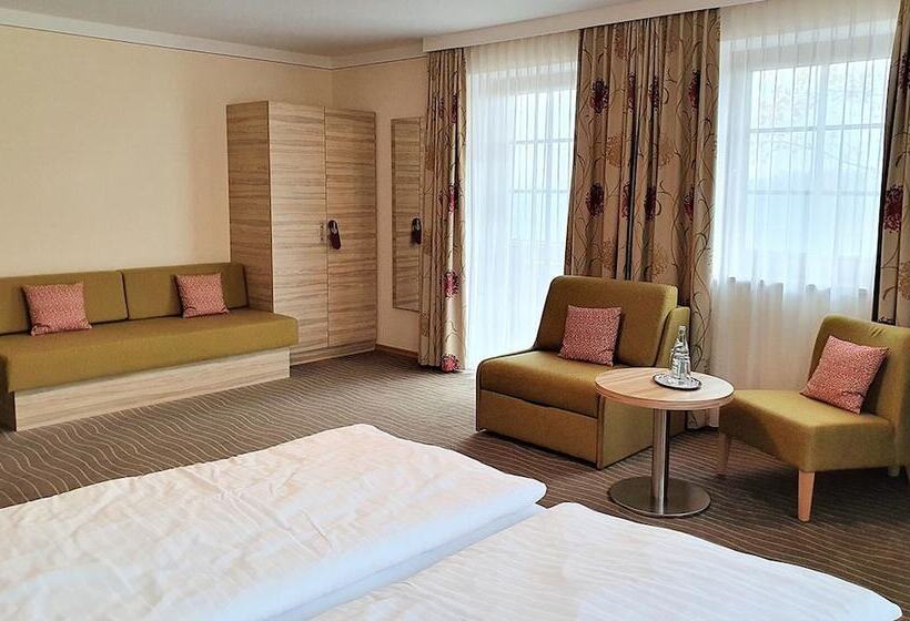 Полулюкс с Балконом, Strasshof