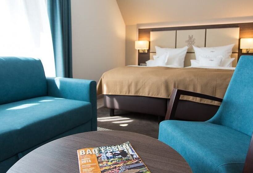 جناح جونيور, Höger S Hotel & Restaurant