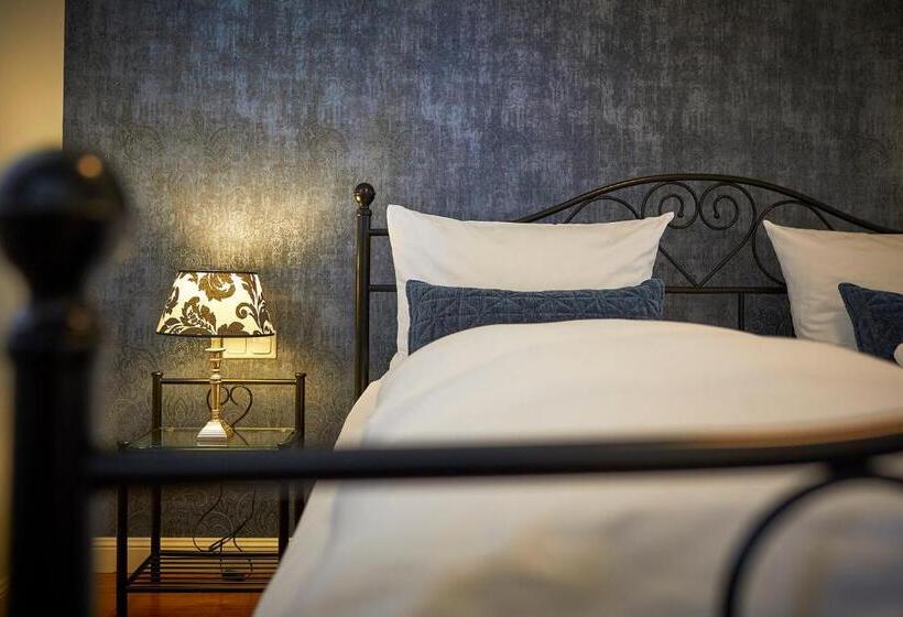 컴포트 룸, Alte Schule