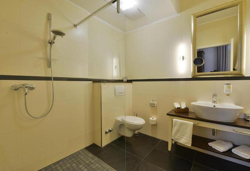 컴포트 룸, Alte Schule