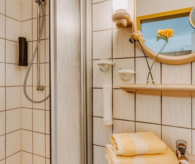 标准间带双人床, Am Schlehberg