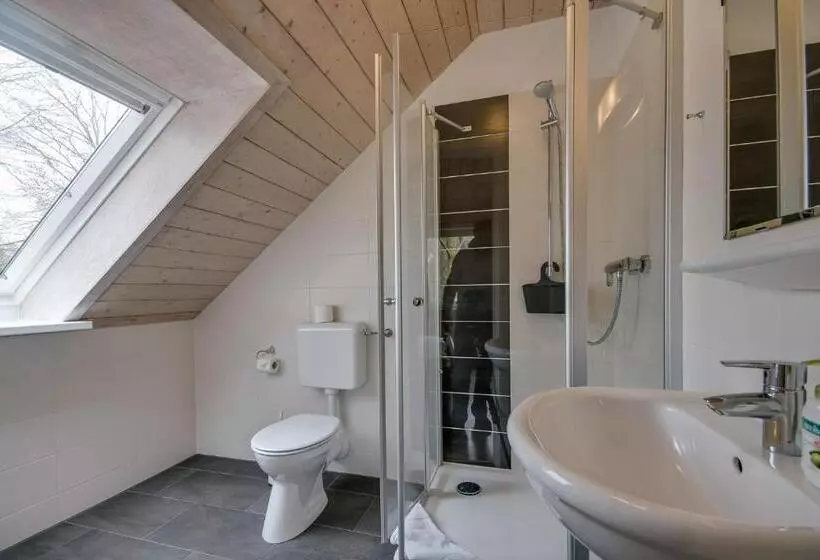 庭の見えるスタンダードトリプルルーム, Haus Biederstaedt