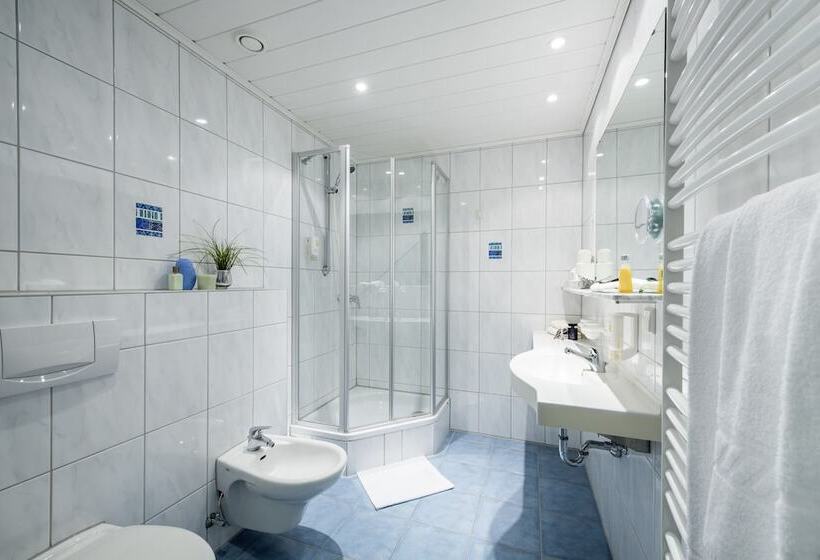 Номер Комфорт, Monika