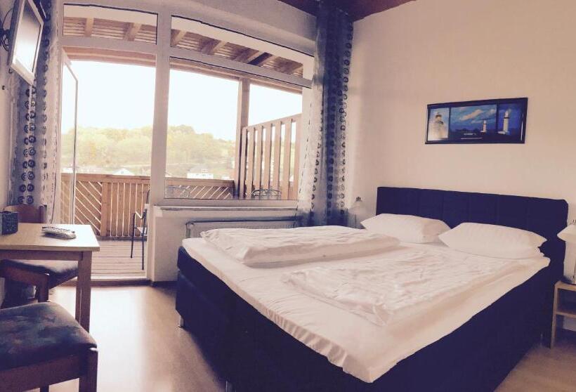 חדר סטנדרט, Roter Kater