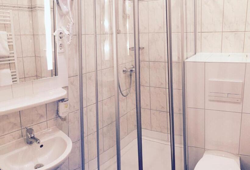 חדר אקונומי, Roter Kater