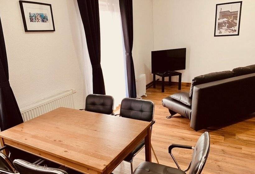 חדר משפחתי, Roter Kater