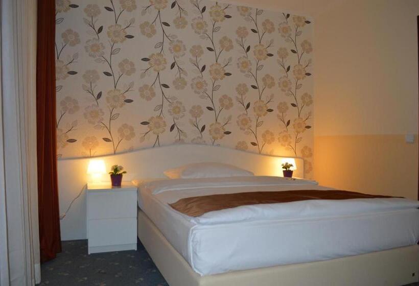 غرفة قياسية ثلاثية, Royal Hanau