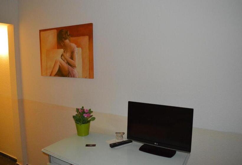 غرفة قياسية ثلاثية, Royal Hanau