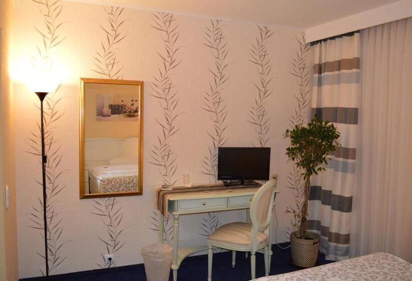 غرفة قياسية ثلاثية, Royal Hanau