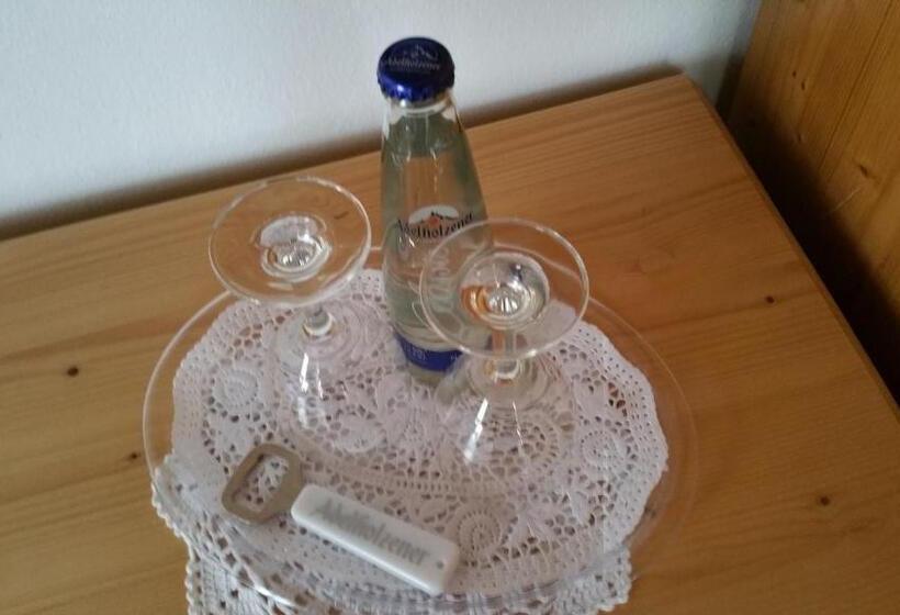 غرفة قياسية مزوَّدة بشُرفة, Drei Mohren