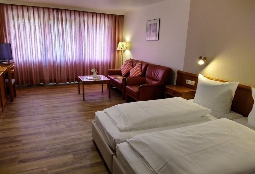 Quarto Familiar, Faller