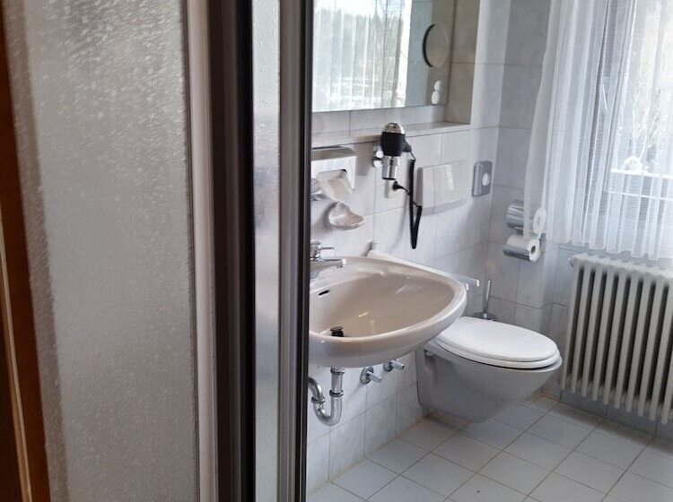 Quarto Familiar, Faller