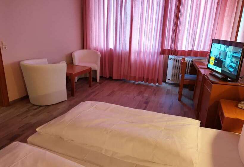 Quarto Familiar, Faller