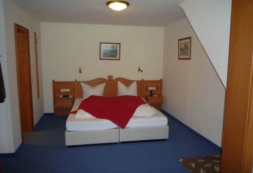 Quarto Familiar, Faller