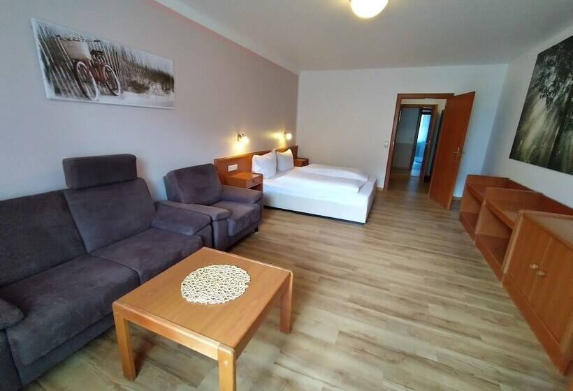 Quarto Familiar, Faller