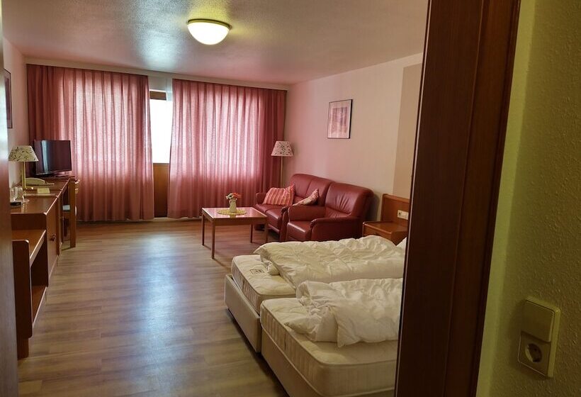 Quarto Familiar, Faller