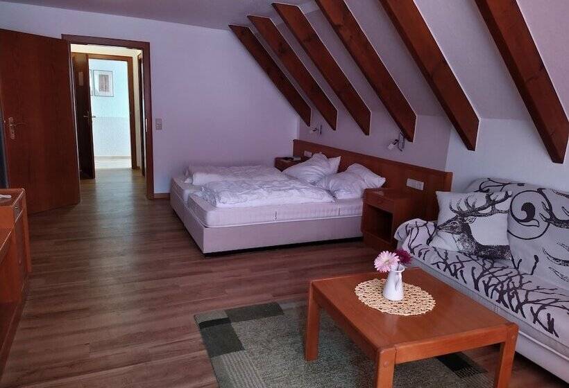 Quarto Familiar, Faller