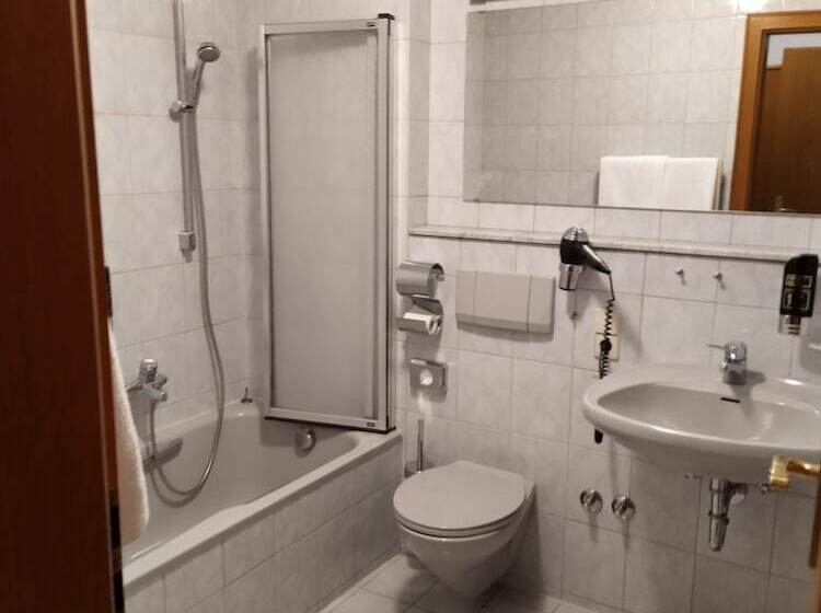 Quarto Familiar, Faller