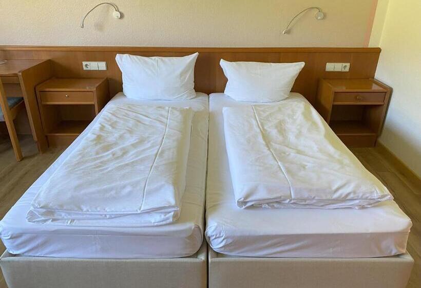 Quarto Superior Vista Jardim, Faller