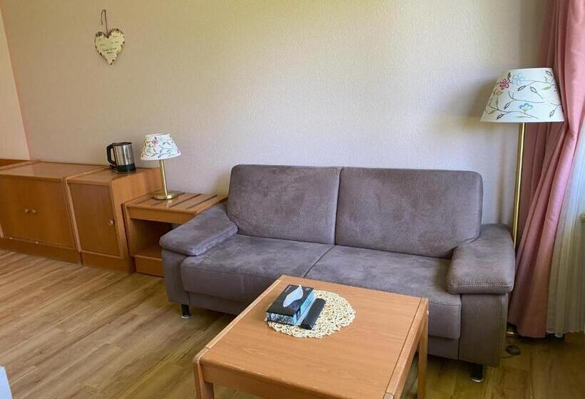 Quarto Superior Vista Jardim, Faller