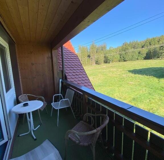 Suíte Júnior com Sacada, Faller