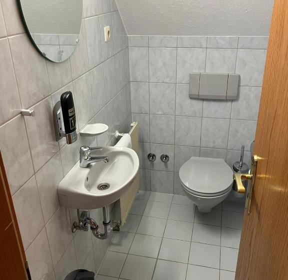 Quarto Familiar Deluxe, Faller