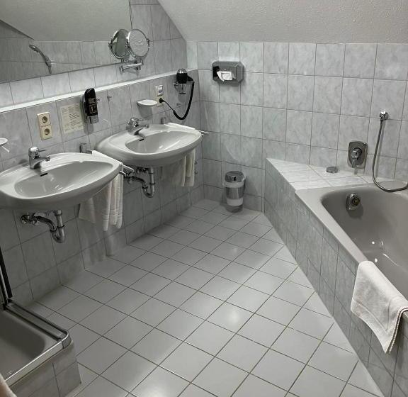 Quarto Familiar Deluxe, Faller