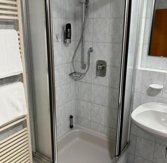 Quarto Familiar Deluxe, Faller