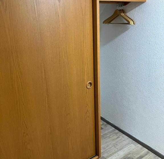 Quarto Familiar Deluxe, Faller