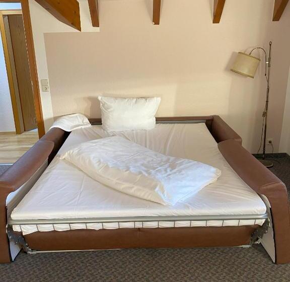 Quarto Familiar, Faller