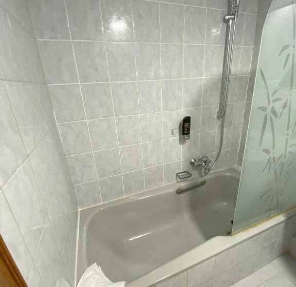 Quarto Familiar, Faller