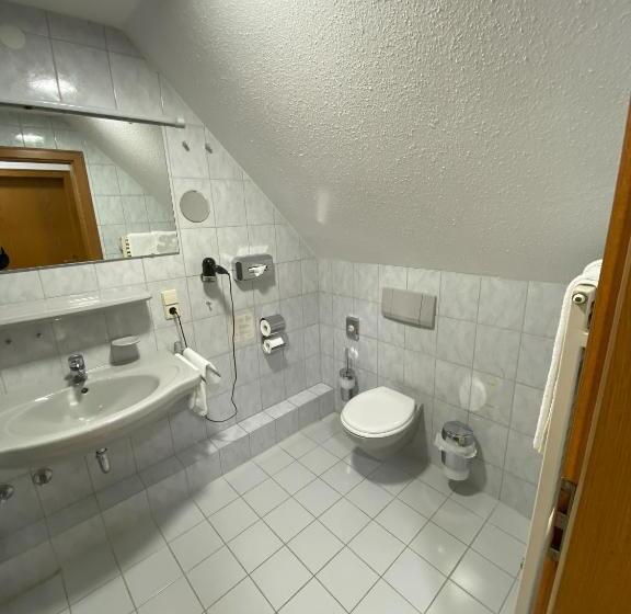 Quarto Familiar, Faller