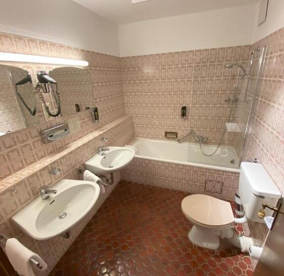 Quarto Familiar, Faller