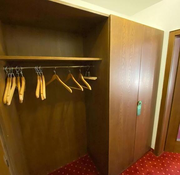 Quarto Familiar, Faller