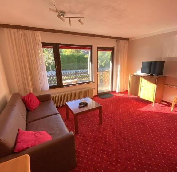 Quarto Familiar, Faller