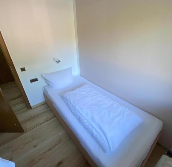 Quarto Familiar Superior, Faller