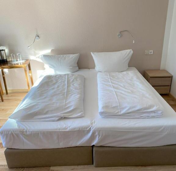 Quarto Familiar Superior, Faller