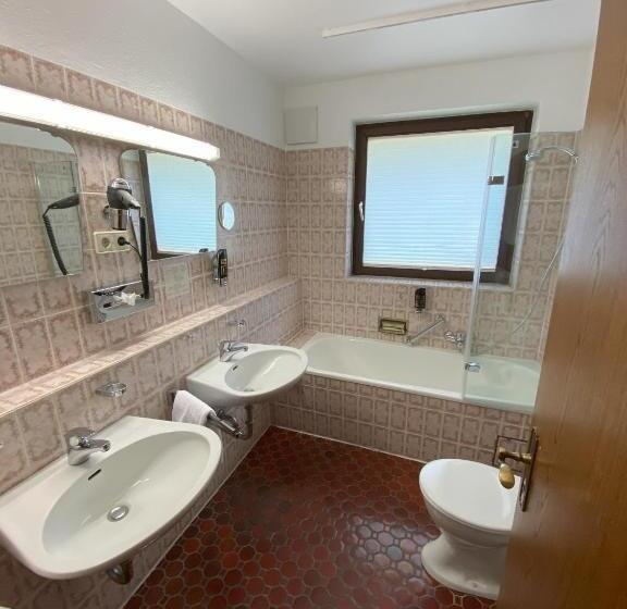 Quarto Familiar Superior, Faller