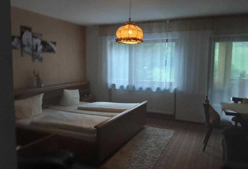 Quarto Triplo Estandar com Sacada, Gasthof Zur Krone