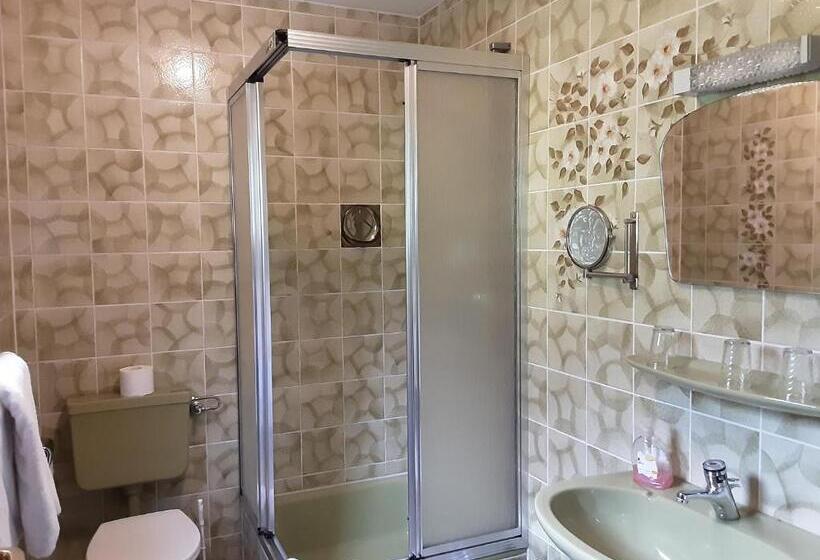 Quarto Triplo Estandar com Sacada, Gasthof Zur Krone